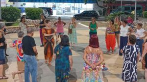 Dança Circular gratuita reúne moradoras de Timóteo. As aulas acontecem no espaço da Praça 1º de Maio