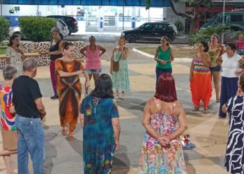 Dança Circular gratuita reúne moradoras de Timóteo. As aulas acontecem no espaço da Praça 1º de Maio