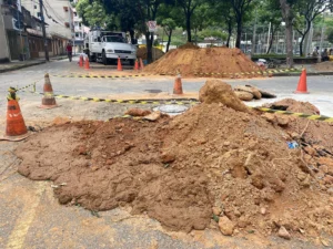 Prefeitura realiza ação emergencial de desobstrução de ramal de rede pluvial no bairro Cidade Nobre