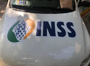 PF prende motorista com carro adesivado com logo do INSS na porta da agência em Governador Valadares