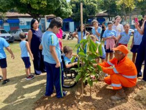 Ação de plantio de 40 novas árvores envolve 800 alunos em escola do Veneza II
