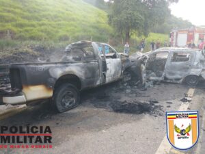 Batida frontal entre dois carros na BR-259 em Resplendor, deixa motorista morto e veículos queimados | Vales de Minas Gerais