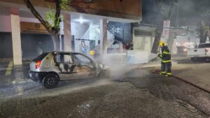 Carro é destruído pelo fogo na área central de Governador Valadares