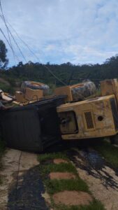 Policial Militar fica ferido após trator tombar dentro de propriedade em Ubaporanga