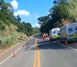 Mulher morre após sofrer acidente com motocicleta na BR-116, em Dom Cavati