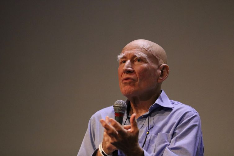 SÃ£o Paulo (SP), 09/05/2024 - O fotÃ³grafo SebastiÃ£o Salgado fala durante abertura da mostra 50 anos da RevoluÃ§Ã£o dos Cravos em Portugal, com curadoria de LÃ©lia Wanick Salgado, no Museu da Imagem e do Som - MIS. Foto: Rovena Rosa/AgÃªncia Brasil