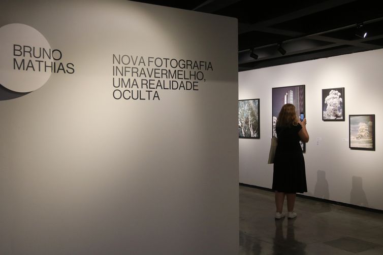 SÃ£o Paulo (SP), 09/05/2024 - Mostra Infravermelho, uma realidade oculta do artista Bruno Mathias, com curadoria de AndrÃ© Sturm, no Museu da Imagem e do Som - MIS. Foto: Rovena Rosa/AgÃªncia Brasil