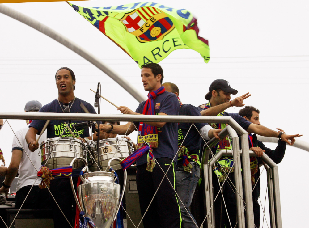 Ronaldinho Gacho e Belletti durante comemorao de ttulo do Barcelona em 2006 - (foto: Gustau Nacarino/AFP)