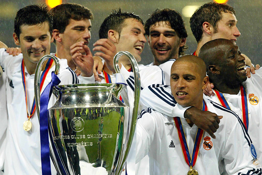 Roberto Carlos na comemorao da Champions League de 2002 com o Real Madrid - (foto: Anja Niedringhus/AFP)