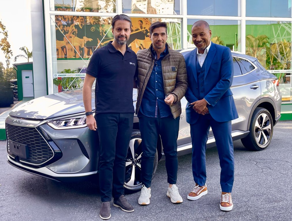 Abel Ferreira com seu novo modelo de carro da BYD - (foto: Reproduo)