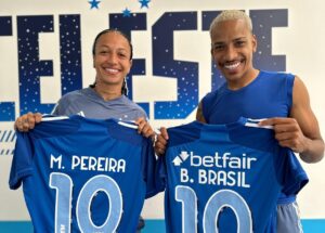 Byanca Brasil e Matheus Pereira trocaram camisas (foto: Cruzeiro/Divulgao)