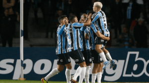 Jogadores do Grmio comemorando gol (foto: Albari Rosa/AFP)