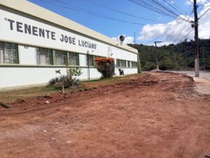 Obra de construção de baia na Escola Tenente José Luciano está paralisada e causa transtorno