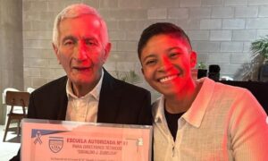 Ídolo do Estudiantes, pai de Verón assume namoro com técnica 50 anos mais jovem