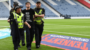 Protestante pr-Palestina com camiseta escrita