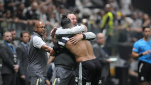 Milito comemora gol com Hulk em Atltico 4 x 0 Caracas (foto: Alexandre Guzanshe/EM/DA.Press)