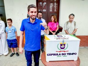 Boneco japonês, mais de 400 cartas e azulejo histórico são depositados na Cápsula do Tempo de Ipatinga