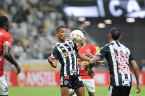 Atltico venceu o Caracas sem dificuldades e garantiu liderana do Grupo G da Libertadores (foto: Alexandre Guzanshe/EM/D.A Press)