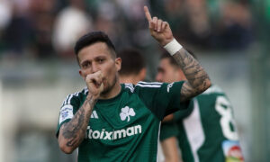 Bernard comemora gol pelo Panathinaikos (foto: Divulgao/Panathinaikos)