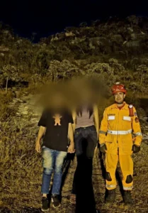 Casal se perde procurando cachoeira de MG à noite e é resgatado pelos Bombeiros