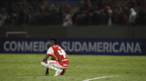 Vito, zagueiro do Internacional, lamentando derrota na Sul-Americana (foto: Miguel Schincariol/AFP)