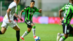 Mateus Henrique, lateral-direito do Amrica, em ao contra o Santos (foto: Mouro Panda/Amrica)