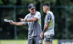 Gabriel Milito e Paulinho conversam durante treino do Atltico na Cidade do Galo (foto: Pedro Souza/Atltico)