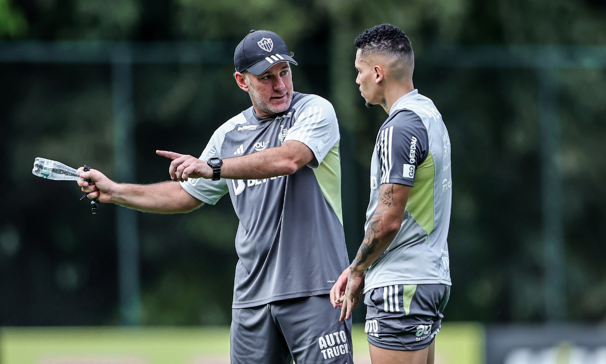 Gabriel Milito e Paulinho conversam durante treino do Atltico na Cidade do Galo - (foto: Pedro Souza/Atltico)