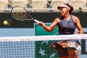 Naomi Osaka durante jogo de tnis (foto: Alain Jocard/AFP)