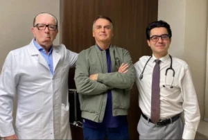 Bolsonaro deixa hospital após duas semanas internado devido a uma erisipela