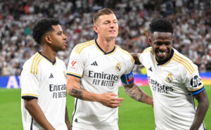 Rodrygo com companheiros de Real Madrid (foto: Javier Soriano/AFP)