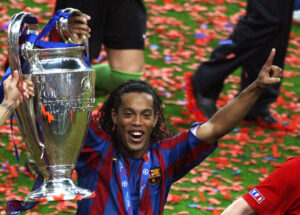 Ronaldinho Gacho durante comemorao de ttulo da Champions League com o Barcelona na temporada 2005/2006 (foto: Philippe Wojazer/AFP)