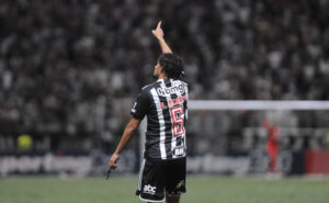 Scarpa em comemorao de gol pelo Atltico na Copa Libertadores (foto: Alexandre Guzanshe/EM/D.A Press)