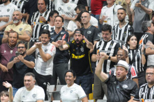 Torcedores do Atltico na Arena MRV, durante vitria sobre o Caracas (foto: Alexandre Guzanshe/EM/D.A Press)