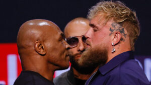 Mike Tyson e Jake Paul se encaram em evento de promoo de luta (foto: Kena Betancur/AFP)