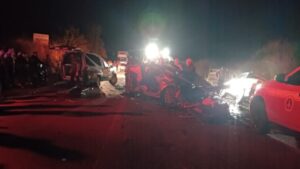 Jovens morrem em acidente grave com colisão frontal na BR-381, em Belo Oriente