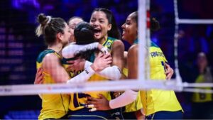 Jogadoras do Brasil se abraaram em quadra (foto: VNL/Divulgao)