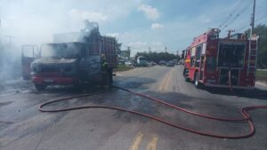 Caminhão é destruído após incêndio na BR-458 no Vale do Aço