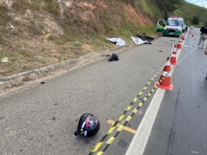 Acidente entre moto e caminhonete deixa dois mortos na BR-116, em Ubaporanga