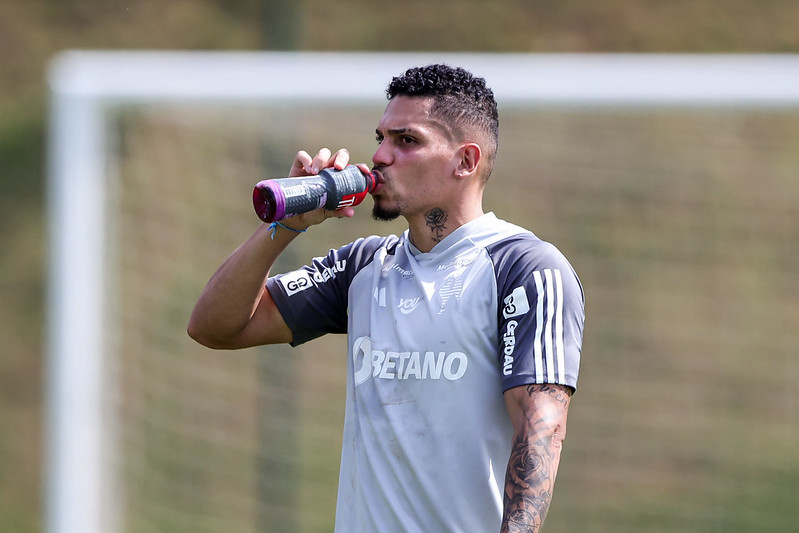 Paulinho durante treino do Atltico na Cidade do Galo - (foto: Pedro Souza/Atltico)