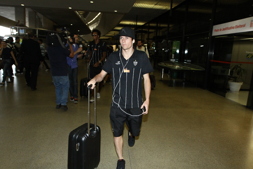 Bernard no Aeroporto Internacional de Confins em 2012; cena se repetir 12 anos depois - (foto: Rodrigo Clemente/Estado de Minas)