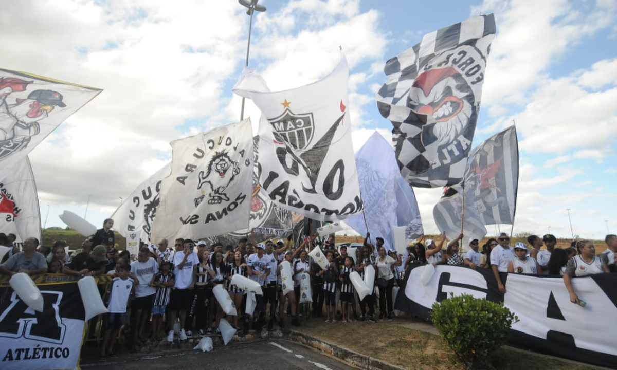 Torcida do Atltico no aeroporto de Confins - (foto: Alexandre Guzanshe/EM DA Press)