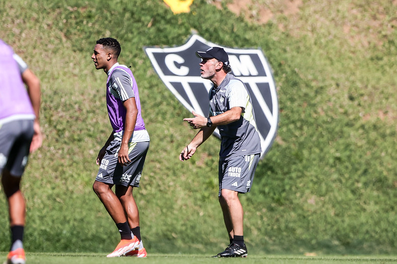 Gabriel Milito orienta jogadores do Atltico durante treino na Cidade do Galo (1/6) - (foto: Pedro Souza/Atltico)