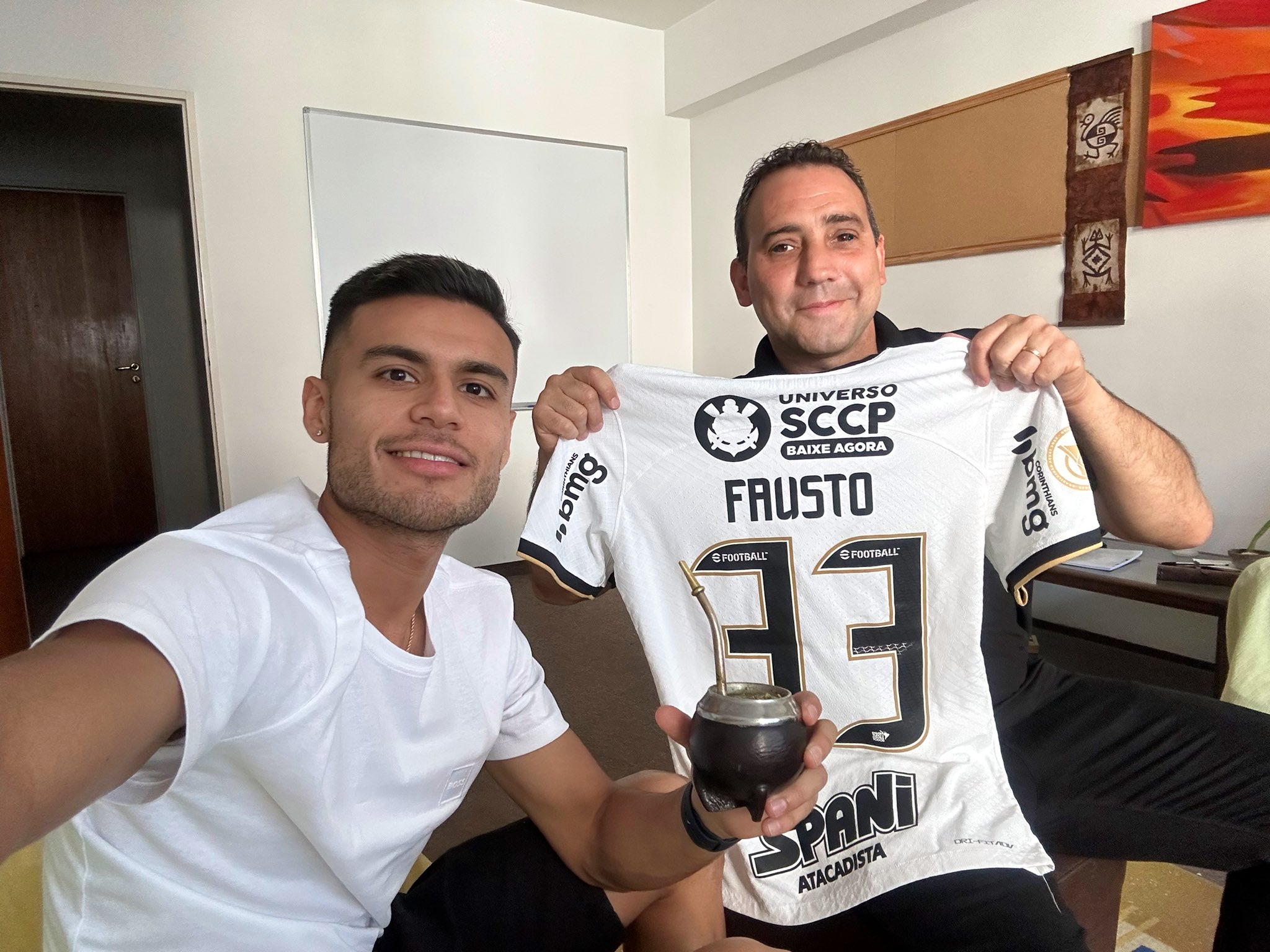 Patricio Morales (dir.), psicólogo da comissão técnica de Diego Milito, ao lado de Fausto Vera (esq.), meio-campista do Corinthians - (foto: Reprodução/Twitter/Fausto Vera)