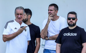 Srgio Coelho (presidente), Pedro Henrique Moreira (gerente de futebol), Victor Bagy (diretor de futebol) e Rodrigo Weber (coordenador de mercado) do Atltico durante treino na Cidade do Galo (28/4) (foto: Pedro Souza/Atltico)