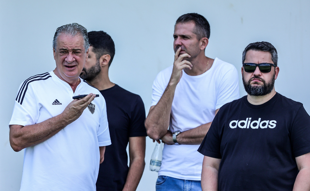 Sérgio Coelho (presidente), Pedro Henrique Moreira (gerente de futebol), Victor Bagy (diretor de futebol) e Rodrigo Weber (coordenador de mercado) do Atlético durante treino na Cidade do Galo (28/4) - (foto: Pedro Souza/Atlético)