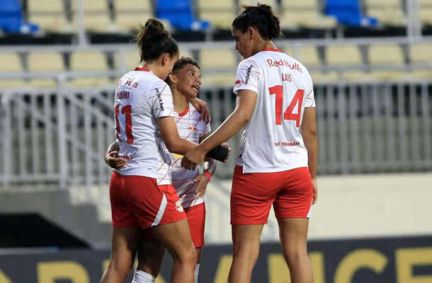 Jogadoras do Bragantino comemoram gol - (foto: Fernando Roberto/Red Bull Bragantino)