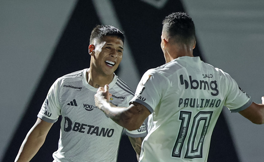 Zaracho e Paulinho comemoram gol do Atltico diante do Bragantino - (foto: Pedro Souza/Atltico)