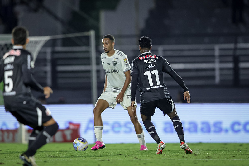 Zagueiro Rmulo, do Atltico, em ao contra o Bragantino - (foto: Pedro Souza/Atltico)