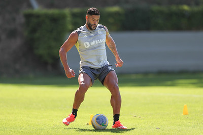 Hulk durante treino do Atlético na Cidade do Galo nesta quinta-feira (13/6)